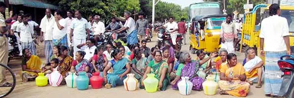 The people stormed the road to the demolition of the people drinking water in keramangalam